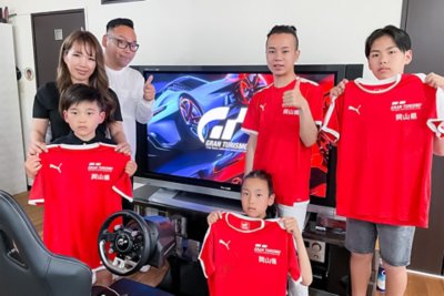4大会分の赤い選抜選手Tシャツを持つ石水家