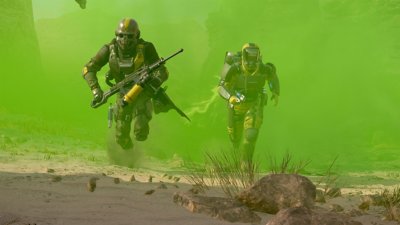 Captura de pantalla de Helldivers 2 con dos personajes corriendo por una pantalla de humo verde