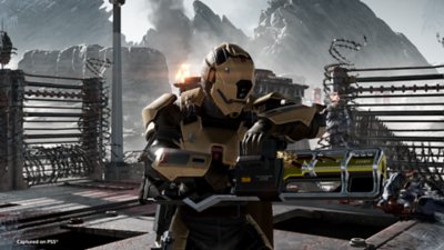 Overwatch 2-skærmbillede af en figur, der affyrer et våben