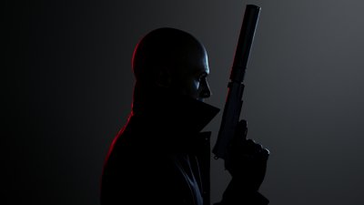 Key art van Hitman 3 met het zijaanzicht van Agent 47 die een gedempt pistool vasthoudt.