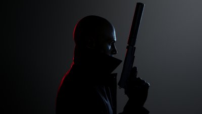 Hitman 3 - Immagine principale che mostra il personaggio principale Agente 47 di profilo, con in mano una pistola con silenziatore.