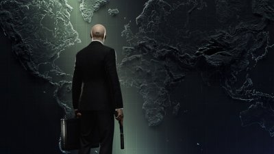 Immagine di sfondo dell'Agente 47 che guarda una gigantesca mappa del mondo
