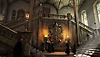 Posnetek zaslona igre Hogwarts Legacy, ki prikazuje prizor na stopnišču na Bradavičarki.