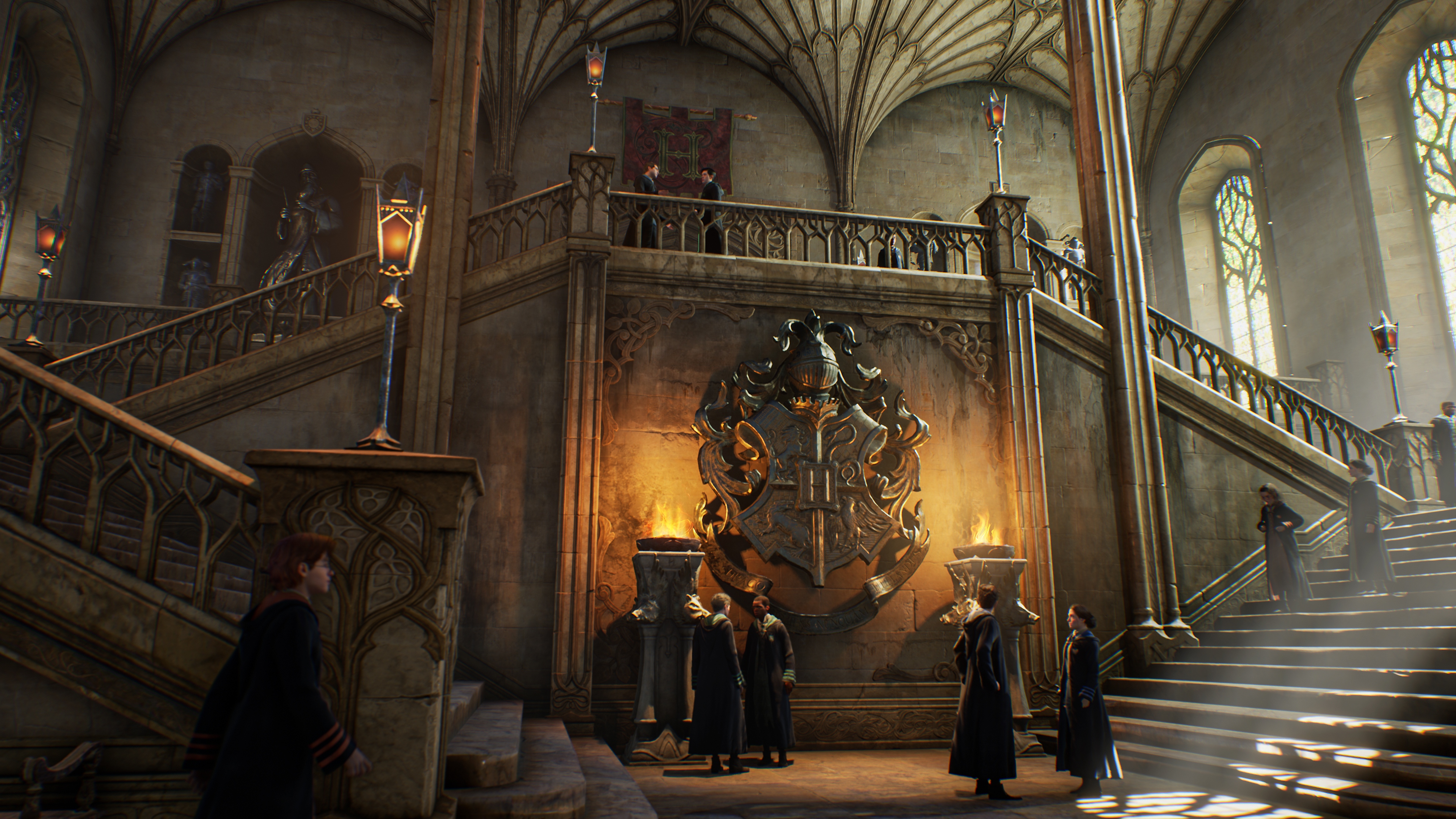 Hogwarts Legacy – snímek obrazovky zobrazující scénu na schodišti v Bradavicích