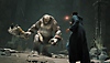 Posnetek zaslona igre Hogwarts Legacy, ki prikazuje trola, ki teče proti učencu.