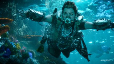 Screenshot von Horizon Forbidden West, der Aloy unter Wasser schwimmend zeigt.