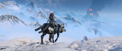 Horizon Zero Dawn Remastered für PC – Screenshot von Aloy auf einem Reittier in einer bergigen Umgebung