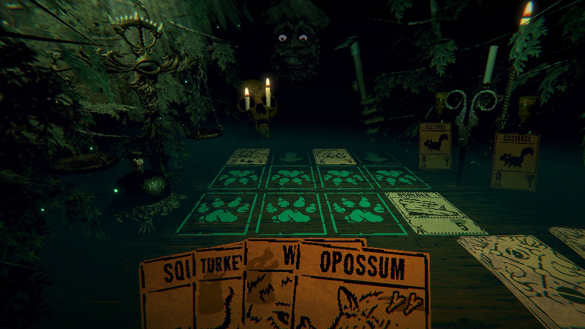 Gameplay-Screenshot von Inscryption mit einem Kartenspiel im Vordergrund und einer schattenhaften Gestalt in der Ferne.