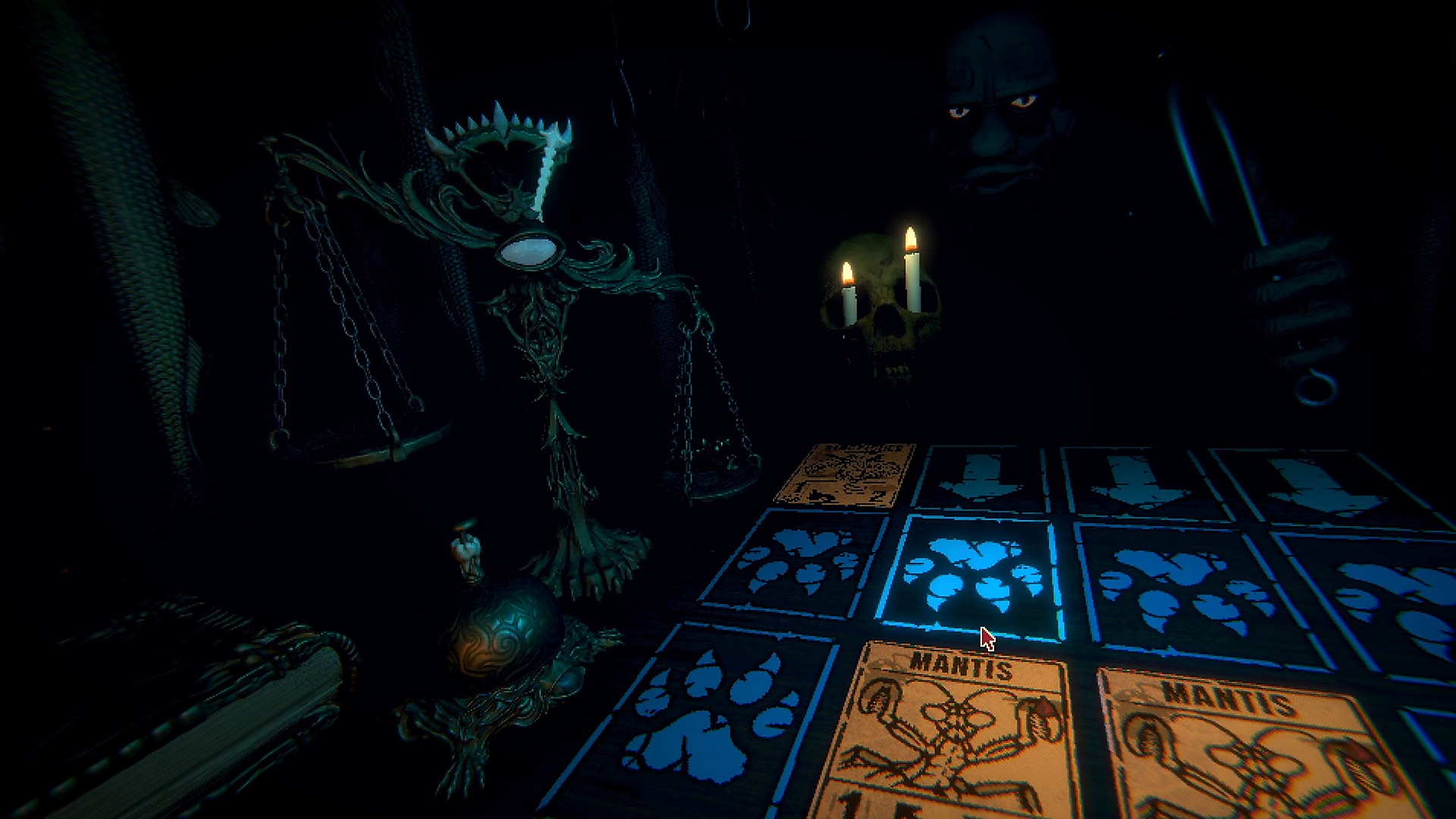 Captura de pantalla del juego de Inscryption con una mesa cubierta de cartas y una figura sombría sentada enfrente.