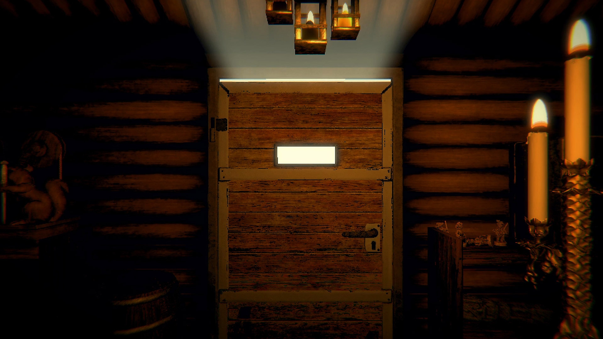 Inscryption 게임플레이 스크린샷, 촛불로 밝혀진 복도에 있는 닫힌 나무 문.
