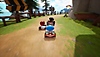 Snímek obrazovky ze hry KartRider: Drift zobrazující tři řidiče pohromadě na horské trati