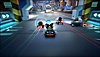 Snímek obrazovky ze hry KartRider: Drift zobrazující šest motokár, které se řítí ke zrychlující rampě