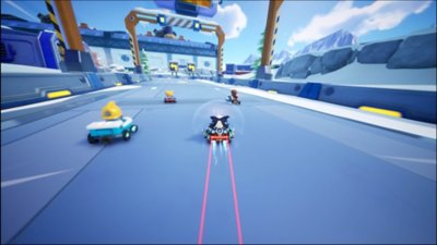 Captura de pantalla de KartRider: Drift que muestra cuatro karts corriendo por una zona industrial helada.