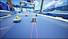 Snímek obrazovky ze hry KartRider: Drift zobrazující čtyři motokáry projíždějící mrazivou průmyslovou zónou