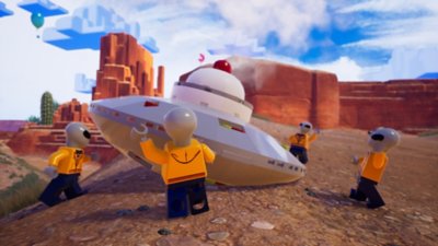Captura de ecrã do Lego 2K Drive com quatro figuras pequenas alienígenas a lutar com uma nave espacial despenhada