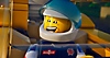 Captura de ecrã do Lego 2K Drive com uma personagem pequena de corrida a rir-se.