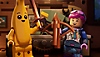 A Lego Fortnite képernyőképe, rajta két LEGO minifigura-karakter, fegyverrel a kézben