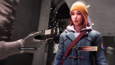 Life is Strange: Double Exposure – Capture d'écran montrant Max en train de parler à une journaliste qui tend un dictaphone