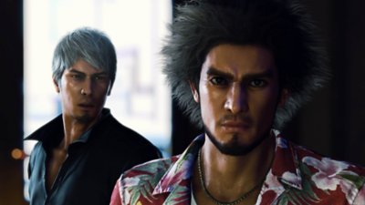 Captura de tela de Like a Dragon: Infinite Wealth mostrando Ichiban e um Kazuma grisalho juntos.