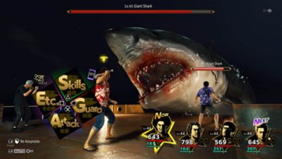 Captura de pantalla de Like a Dragon: Infinite Wealth que muestra a Ichiban y sus amigos luchando con un tiburón blanco enorme.