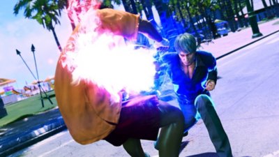 Like a Dragon: Infinite Wealth – snímka obrazovky zobrazujúca Kazumu, ako zasadzuje nepriateľovi silný úder.