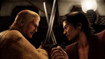 Captura de pantalla de Like a Dragon: Ishin que muestra a dos personajes enfrentándose en una pelea de espadas