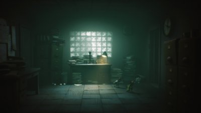 Little Nightmares III – zrzut ekranu przedstawiający wnętrze biurowe