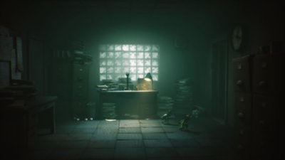 Ein Screenshot aus Little Nightmares 3, der zwei Gestalten zeigt, die durch einen Büroraum mit großem Fenster kriechen