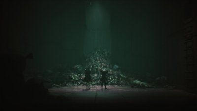 Captura de pantalla de Little Nightmares III que muestra a personajes frente a una pila de escombros