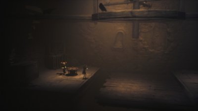 Captura de pantalla de Little Nightmares III que muestra a Low y Alone en una habitación con un pájaro negro sobre la cabeza