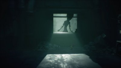 Ein Screenshot aus Little Nightmares 3, der zwei Gestalten zeigt, die sich unter einem Fenster verstecken, durch das eine große, düstere Gestalt bedrohlich in den Raum blickt 