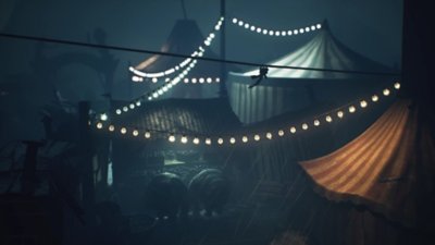 Ein Screenshot aus Little Nightmares 3, der Low zeigt, wie er auf einer Seilrutsche über eine Kirmes hinwegrauscht