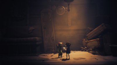 Little Nightmares III screenshot showing Low and Alone in front of a broken mirror