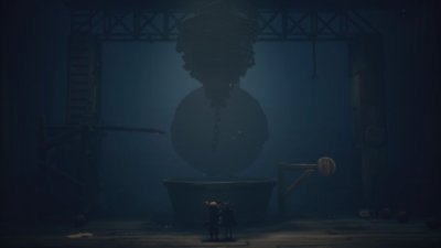 Ein Screenshot aus Little Nightmares 3, der Low und Alone zeigt, die zu einer Person hochblicken, die in Ketten gewickelt über einem Rohr hängt