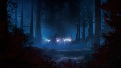 Captura de pantalla de Lost Records: Bloom & Rage que muestra a los cuatro personajes principales en un bosque de noche con linternas en la mano