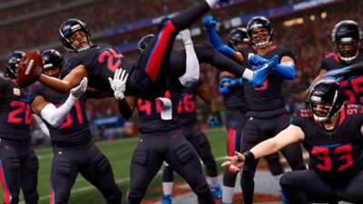 Madden NFL 25 – snímek obrazovky, na kterém hráči oslavují a zvedají spoluhráče