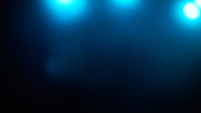 Hintergrundbild, das verschwommene blaue Lichter zeigt