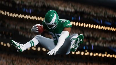 لقطة شاشة من لعبة Madden NFL 26 تظهر لاعبًا يرتدي زيًا أخضر يقفز بالكرة
