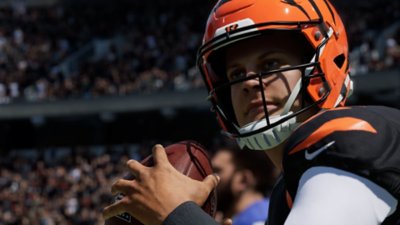 Captura de pantalla de Madden 23 que muestra a un quarterback sujetando un balón