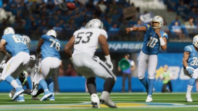 Captura de pantalla de Madden 23 de un quarterback arrojando el balón