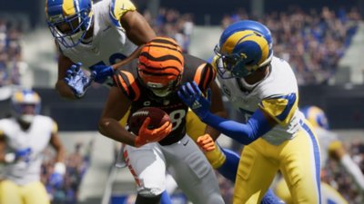 لقطة شاشة للعبة Madden 23 يظهر فيها لاعب يركض وممسك بكرة