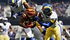 Madden NFL 23 -pelin kuvakaappaus, jossa pelaaja juoksee pallon kanssa