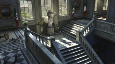 Captura de pantalla de Mafia: The Old Country que muestra una escalera ornamentada con floreros rotos