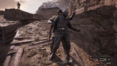 Captura de pantalla de Metal Gear Solid Delta: Snake Eater que muestra a Snake amenazando a un guardia capturado con un cuchillo.