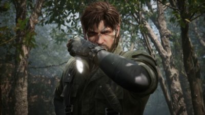Captura de pantalla de Metal Gear Solid Delta: Snake Eater que muestra a Snake posando con un cuchillo.