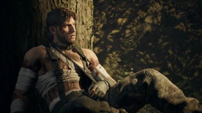 Captura de pantalla de Metal Gear Solid Delta: Snake Eater que muestra a Snake vendado y descansando apoyado en un árbol.