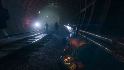 Captura de tela de Metro Awakening com o jogador se aproximando de dois NPCs, de costas para eles, com a arma erguida