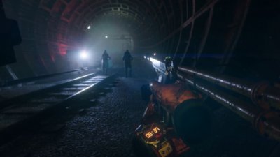 Screenshot aus Metro Awakening, auf dem der Spieler mit gehobener Waffe auf zwei NPCs zugeht, die in eine andere Richtung blicken