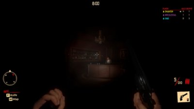 Midnight Murder Club - screenshot van een personage dat met een zaklamp een donker interieur doorzoekt.