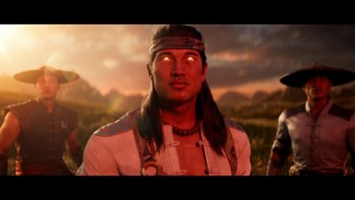 Captura de pantalla de Mortal Kombat 1 de Liu Kang, Kung Lao y Raiden mirando a algo que está fuera de cámara